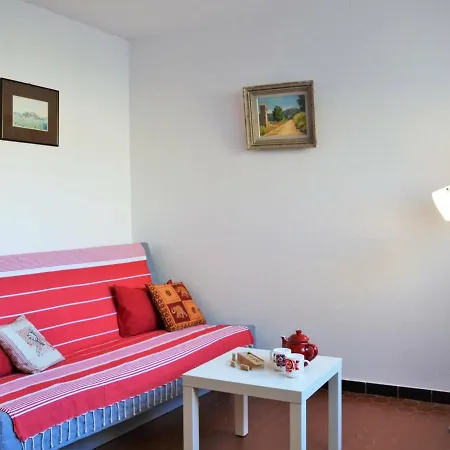 2 Pieces Avec Piscine Et Parking A 2 Pas De La Au Lavandou - Fr-1-251-384