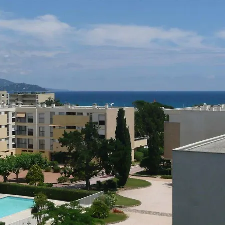 2 Pieces Avec Piscine Et Parking A 2 Pas De La Au Lavandou - Fr-1-251-384 Le Lavandou