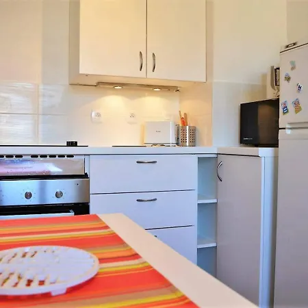 Apartment 2 Pieces Avec Piscine Et Parking A 2 Pas De La Au Lavandou - Fr-1-251-384 *
